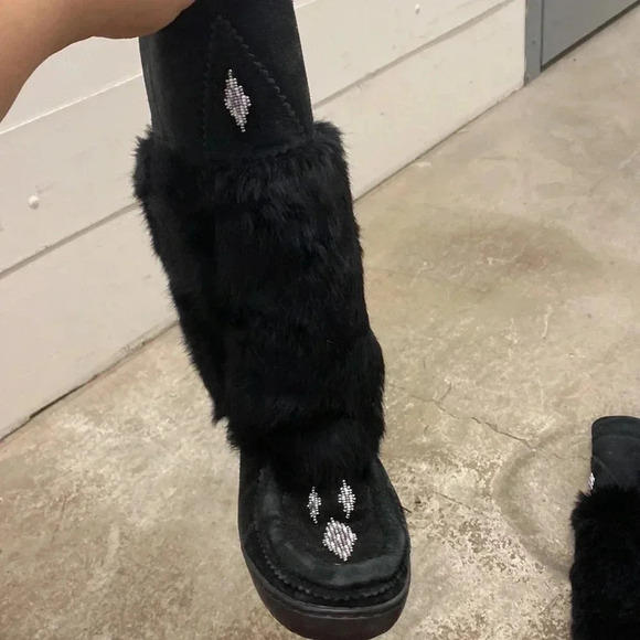 Manitobah fur boots - Picture 2 of 7